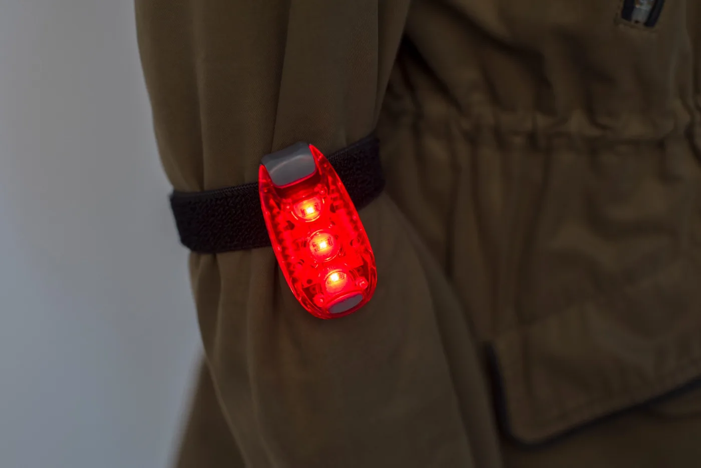 Reflexný klip s LED diódami a suchým zipsom
